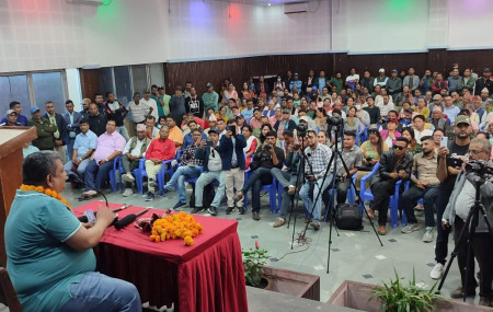 विकास कोइरालाको चियापानमा सहभागीहरू।