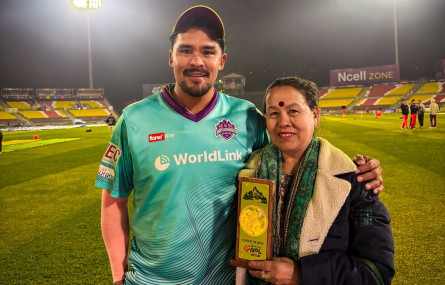 जब करण केसीले आफूले पाएको ‘प्लेयर अफ दि म्याच’ को ट्रफी आमालाई दिए