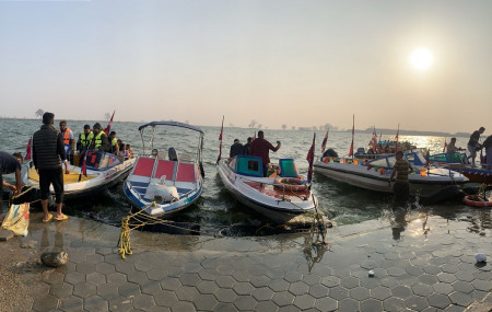 सर्लाही जिल्लाको बागमती नगरपालिका–१२ मा भरत तालमा पर्यटकलाई सयर गर्नका लागि राखिएको बोट । तस्वीरः चन्द्रकला क्षेत्री/रासस