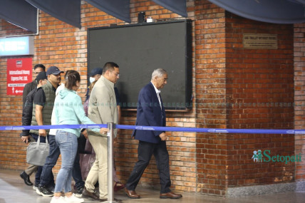 उपचारका लागि सिंगापुर गए देउवा दम्पती