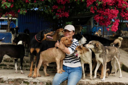 चोभारस्थित 'एनिमल नेपाल' संस्थामा कुकुरको हेरविचारमा संलग्न राधा गुरूङ। तस्बिर: आर्या श्रेष्ठ/सेतोपाटी