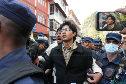 मिराज ढुंगानालाई प्रश्न– दुर्गा प्रसाईंको समर्थनमा बोल्नुभएको रहेछ, तपाईं उहाँको निकट हो?