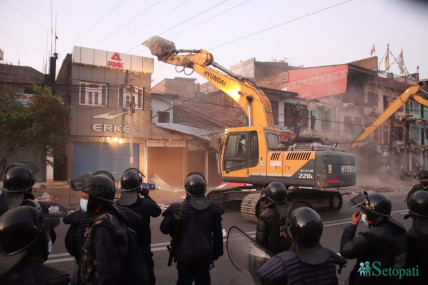 ५३१ वटा घर-टहरा भत्काएपछि सडक डिभिजनले भन्यो– अदालतको आदेश प्राप्त भयो, अब नभत्काउनू