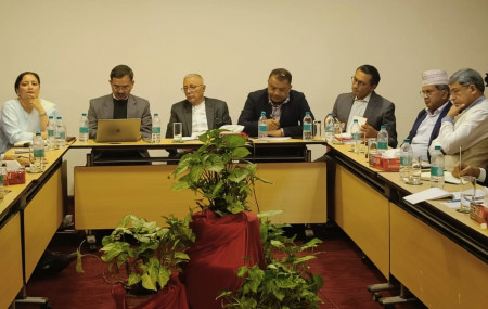 नेपाली कांग्रेसले आर्थिक समस्याबारे निजी क्षेत्र तथा व्यवसायीहरूसँग मंगलबार आयोजना गरेको अर्थ संवादका सहभागीहरू।