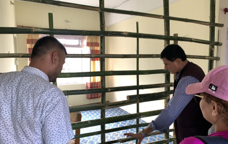 मुख्य निर्वाचन अधिकृतको कार्यालयले तनहुँको जिल्ला समन्वय समितिमा निर्माण गरेको मतगणना देखाउँदै मुख्य निर्वाचन अधिकृत एवं जिल्ला न्यायाधीश हरिशचन्द्र ढुंगाना। यहाँ तीन ठाउँमा मतगणना स्थल बनाइएको छ । तस्वीरः कृष्ण न्यौपाने/रासस