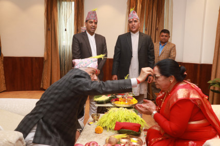 राष्ट्रपति रामचन्द्र पौडेलले आफ्नी जीवन संगिनी प्रथम महिला सविता पौडेललाई टीका तथा प्रसाद लगाइदिँदै। तस्बिर: रासस