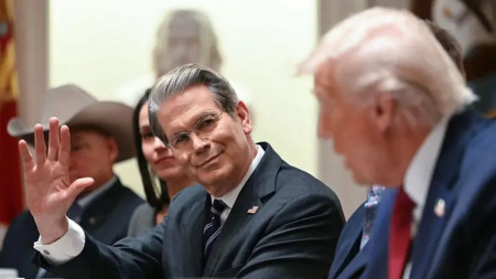 अमेरिकी अर्थमन्त्री स्कट बेसेंटसँग राष्ट्रपति डोनाल्ड ट्रम्प