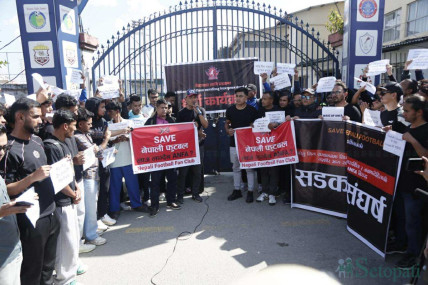 'सेभ नेपाली फुटबल' भन्दै सडकमा आए राष्ट्रिय फुटबल खेलाडी, एन्फा मुख्यालयमा धर्ना (तस्बिरहरू)