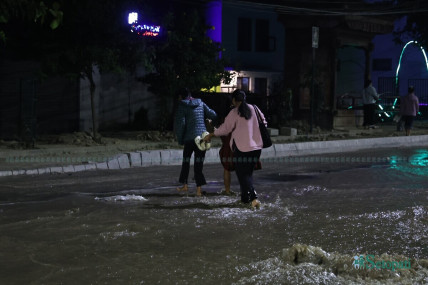 तीनकुनेमा फुट्यो खानेपानीको पाइप, सडक जलमग्न (तस्बिरहरू)