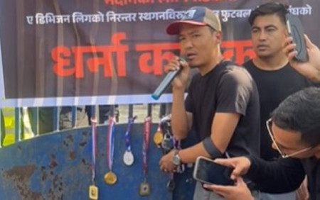 राष्ट्रिय खेलाडीले एन्फा गेटमा झुन्ड्याए मेडल, भने- यो मेडल एन्फा आफैँले लाओस्