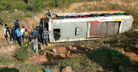 चालकले नियन्त्रण गुमाउँदा बस खस्यो खाल्डोमा