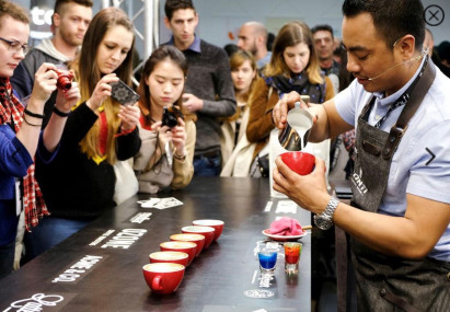 बेलायतमा कफी–कला देखाएर ६ पटक बने च्याम्पियन, अहिले चलाउँछन् दुइटा कफी–शप