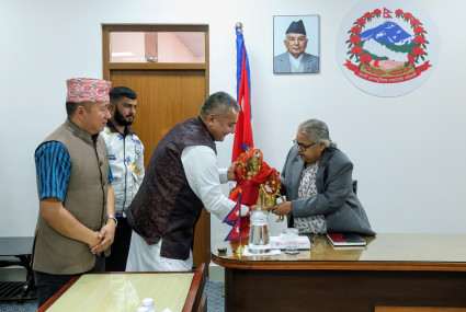 प्रधानमन्त्रीसँग भेटेपछि दुर्गा प्रसाईंले भने- यो व्यवस्थाबारे जनमत संग्रहमा जाऔं