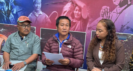 गीत गाउँदै, भावुक आह्वान गर्दै चुनावी अभियानमा ओर्लिए हर्क साम्पाङ