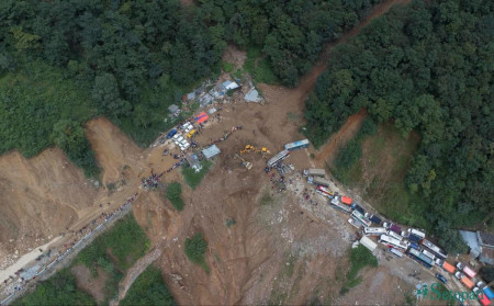 गत वर्ष झ्याप्ले खोलामा भएको दुर्घटना। तस्बिर: नवीनबाबु गुरूङ/सेतोपाटी