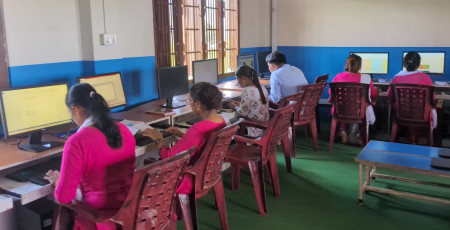 ल्यापटप देख्दा डराउने शिक्षकहरू अचेल कक्षामा चलाउँदैनन् मार्कर!