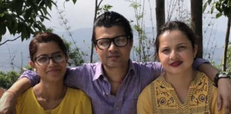 पाँच वर्षअघि लेखजंग थापाले युट्युबमा राखेको भिडिओको फोटोमा उनका श्रीमतीहरू, बायाँतिर नुमा शर्मा र दायाँतिर सुलोचना घिमिरे।