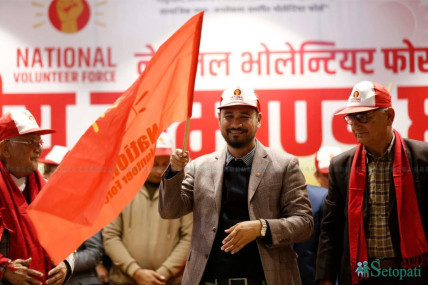 एमाले भोलेन्टियर फोर्स कमान्डर पुष्पराजलाई प्रश्न– तपाईंको विगत त आपराधिक रहेछ नि?