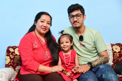 नवघोषित कुमारी आर्यतारा शाक्य आफ्ना बुबा अनन्त र आमा प्रतिष्ठा शाक्यसँग। तस्बिर: नेपाल फोटो लाइब्रेरी