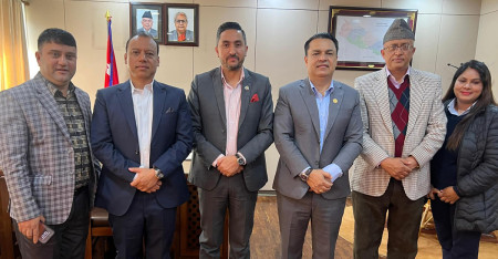 सञ्चारमन्त्री खरेल र एनआरएनएको दुइटा समूहका प्रतिनिधि। फाइल तस्बिर।