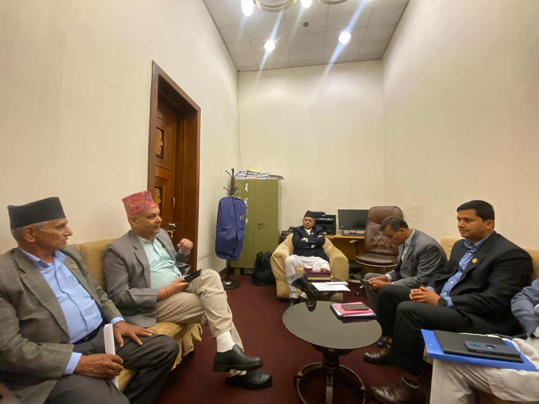 नयाँ बानेश्वर स्थित संसद भवनमा सभामुख देवराज घिमिरे, कानुन मन्त्री अजयकुमार चौरासिया सहित छलफलमा प्रमुख तीन दलका सचेतकहरु। तस्बिर : सभामुखको सचिवालय