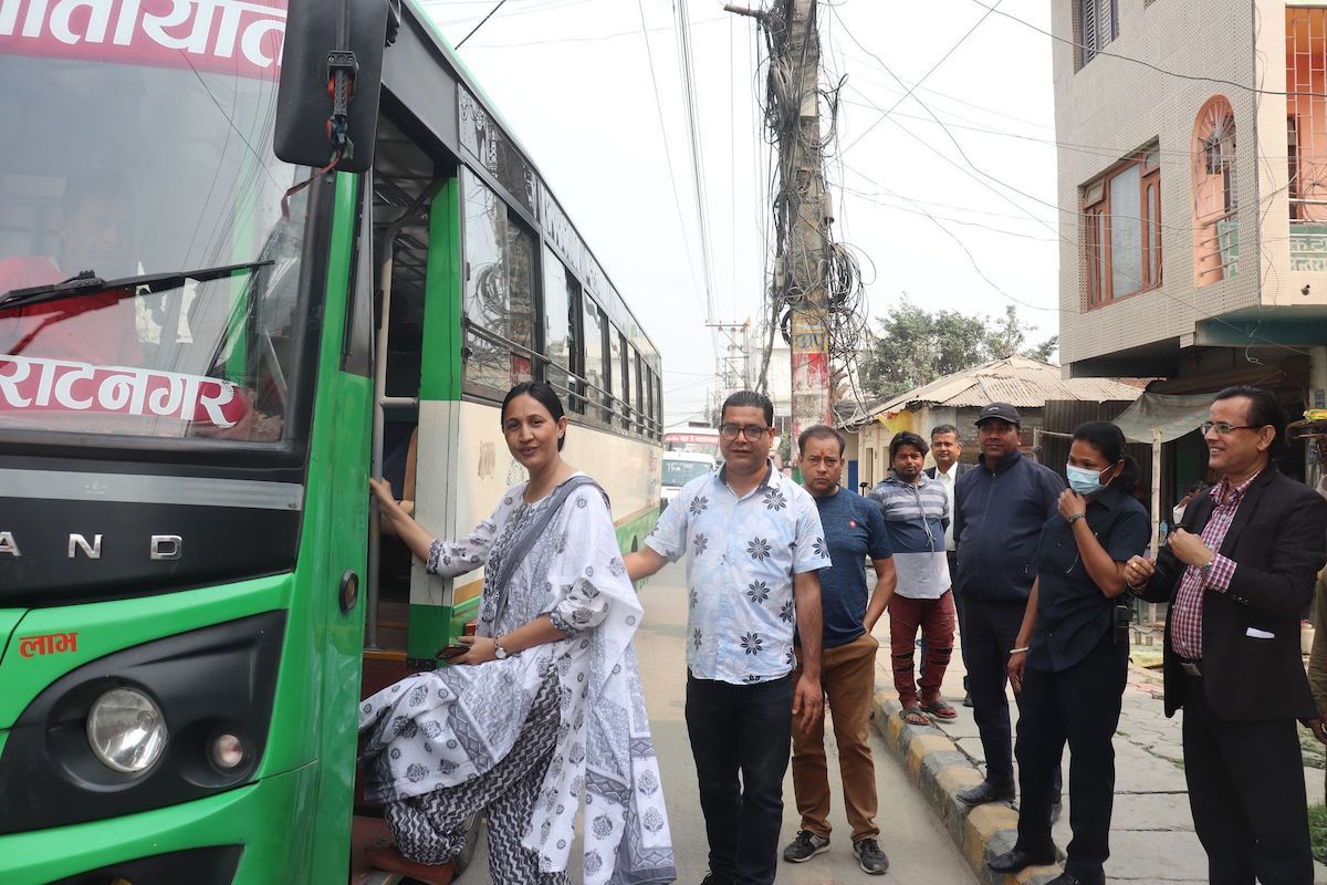 रूट पहिल्याउन भन्दै बसमा हिँडेको महानगर उपमेयर शिल्पा निराला कार्कीसहितको टोली। तस्बिर : राजु अधिकारी/सेतोपाटी