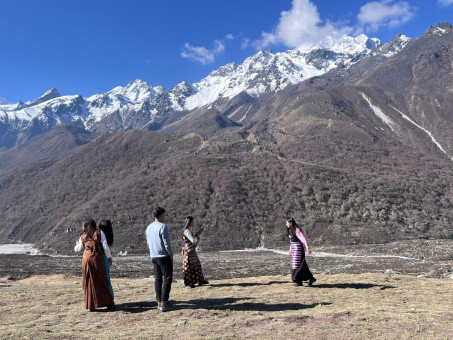 लाङटाङको क्यान्जिङ गुम्बामा गत असारमा स्थानीय वेशभूषामा फोटो खिच्दै बुटवलका युवती। तस्बिर: सुरेन्द्र फुयाल