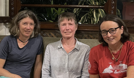 दायाँबाट क्रमशः एमिली जेन कोट्स, मेरी रीप र क्याथरिन जेन विल्सन