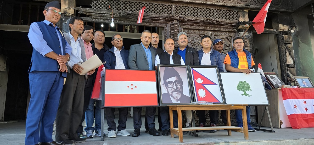 विशेष महाधिवेशन माग गर्न हस्ताक्षरसहित कांग्रेस केन्द्रीय कार्यालय पुगेका गोरखाका महाधिवेशन प्रतिनिधिहरू महामन्त्री गगन थापासँग। तस्बिर: प्रशन्न पोखरेल/सेतोपाटी।