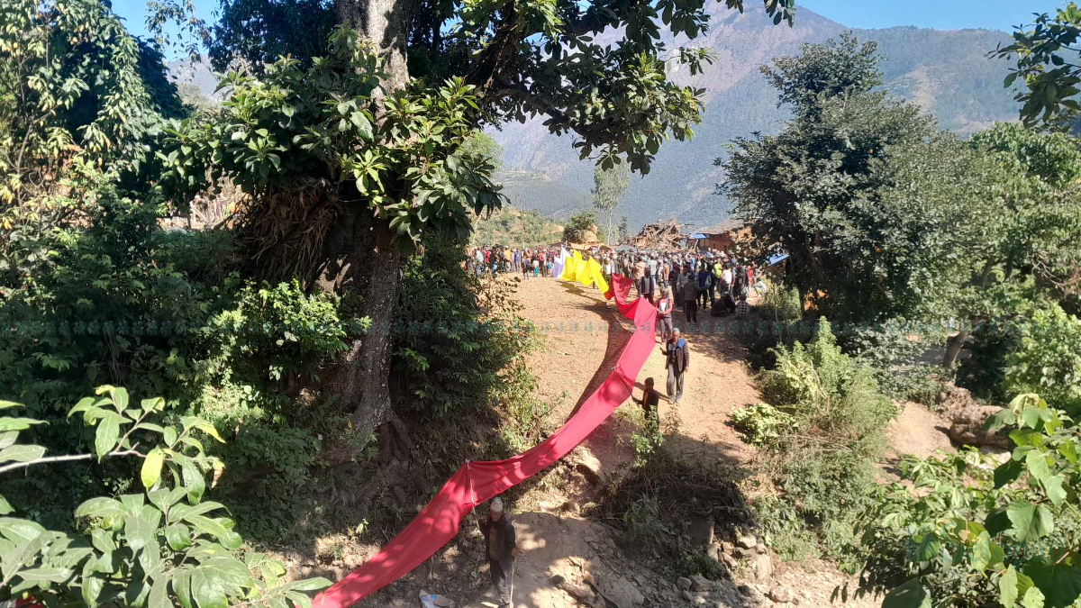 भूकम्पमा परेर ज्यान गुमाउनेहरूको दाहसंस्कार गर्न घाट लैजाँदै। तस्बिर: दिपकजंग शाही/ सेतोपाटी