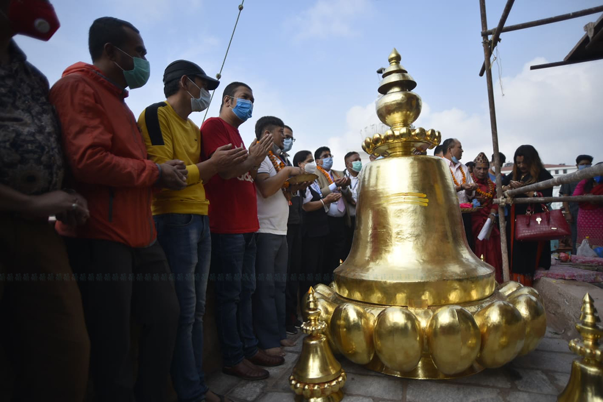 रानीपोखरीको बालगोपालेश्वर मन्दिरमा बिहीबार राखिएको गजुर। तस्बिर: नारायण महर्जन/सेतोपाटी