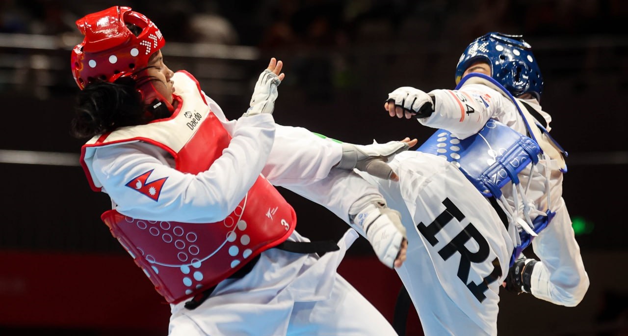 ६७ केजी तौल समूहमा इरानी खेलाडीसँग प्रतिस्पर्धा गर्दै नेपालकी इन्दिरा बस्नेत (रातो)।