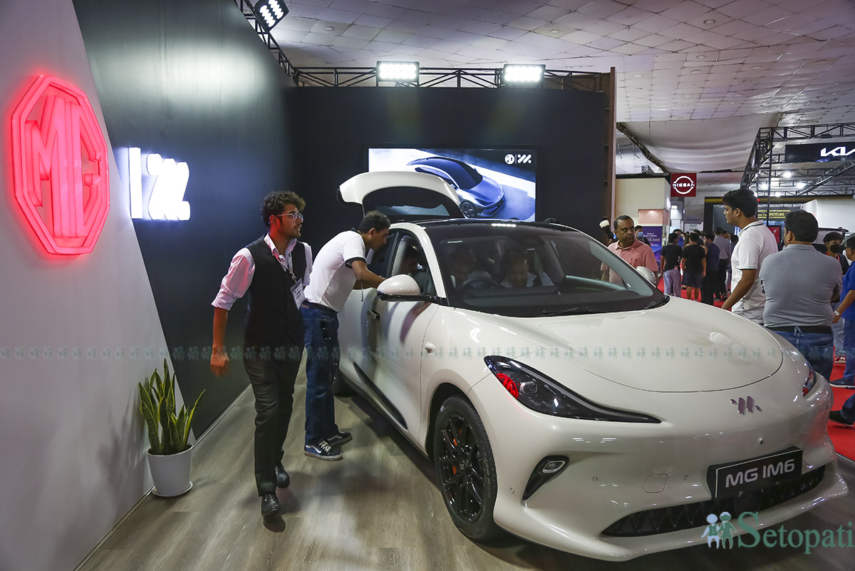 नाइमा मोबिलिटी एक्स्पोमा प्रदर्शनमा राखिएको एमजी आइएम–६ गाडी। तस्बिर: नवीनबाबु गुरूङ/सेतोपाटी