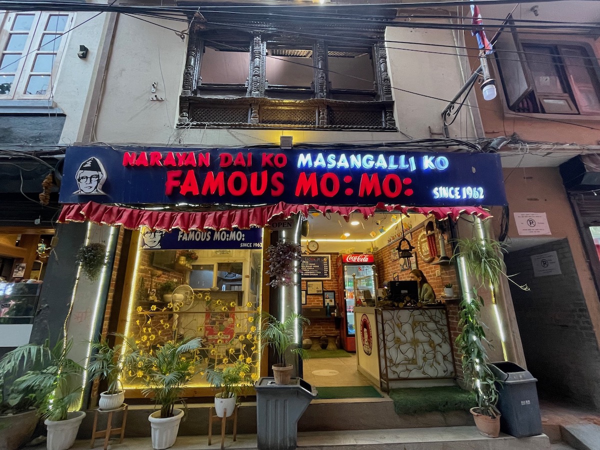 काठमाडौंको झोछेँस्थित नारायण दाइको मासँ गल्लीको फेमस म:म पसल। तस्बिरहरू: आर्या श्रेष्ठ/सेतोपाटी