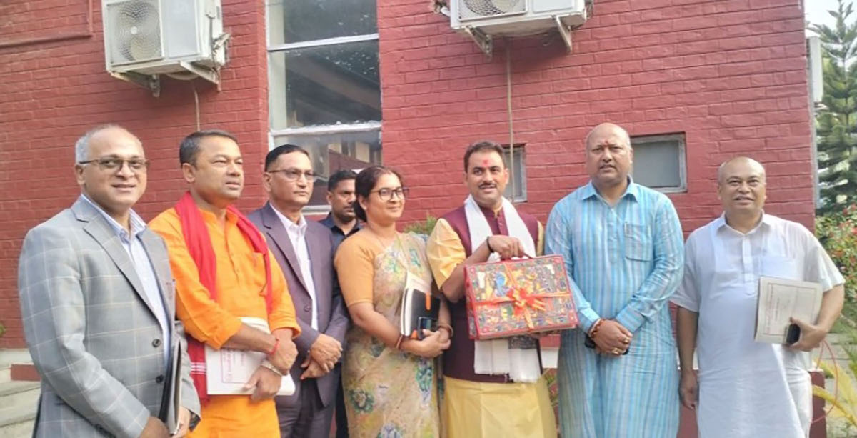 मधेस प्रदेश सरकारको आगामी आर्थिक वर्ष २०८२/८३ का लागि प्रस्तावित बजेट आइतबार बसेको मन्त्रिपरिषद बैठकबाट पारित भएपछि मन्त्रीहरूसँग सामूहिक तस्बिरमा मुख्यमन्त्री सतिशकुमार सिंह।तस्बिर: निरञ्जनकुमार साह/रासस