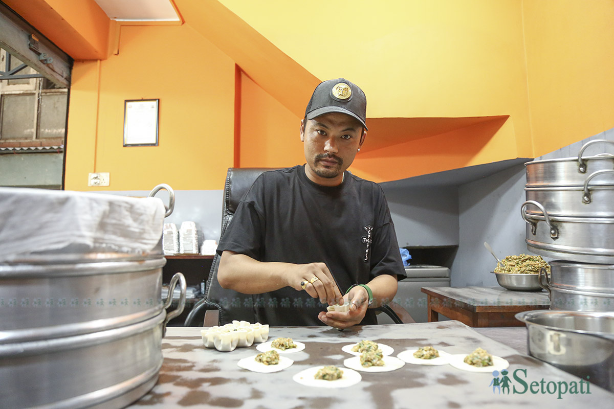 मखन गल्लीको ओपन म:म पसलमा नवराज ठकुरी। तस्बिर: नवीनबाबु गुरूङ/सेतोपाटी