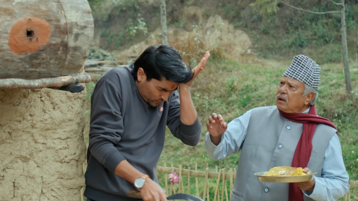 -फिल्मको दृश्यमा अभिनेता नीर शाह र महेश त्रिपाठी