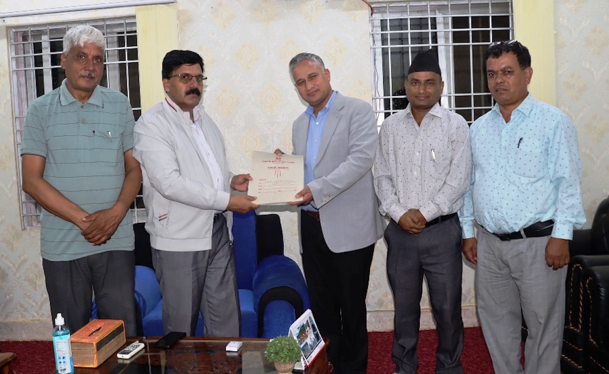 लगानी सम्मेलनमा प्रस्तुत गर्न पहिचान गरिएको आयोजनासहितका मस्यौदा प्रस्ताव मुख्यमन्त्री शर्मालाई बुझाउँदै प्रदेश योजना आयोगका पदाधिकारीहरु।