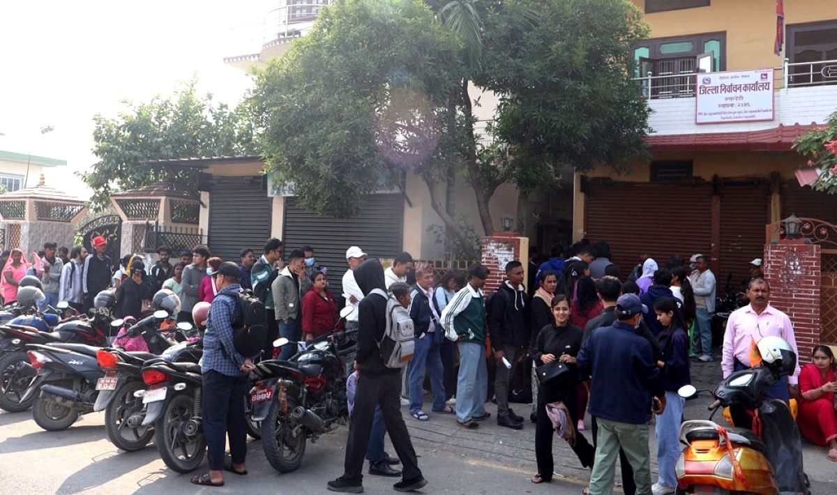 जिल्ला निर्वाचन कार्यालय रूपन्देहीमा  भीड। तस्बिरः रासस।