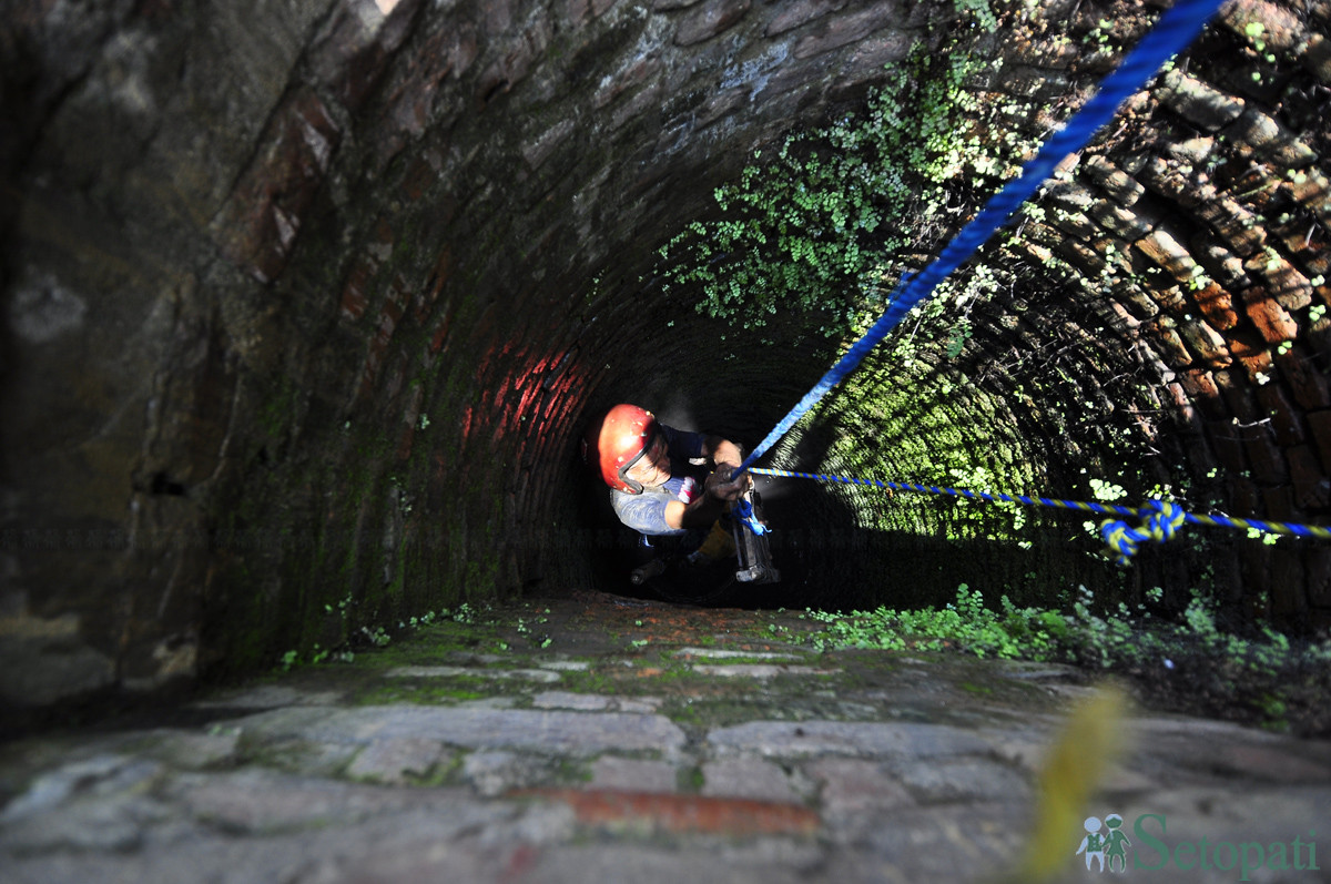 सिथिनख:को दिन इनार सफा गरिँदै। फाइल तस्बिर: नारायण महर्जन/सेतोपाटी