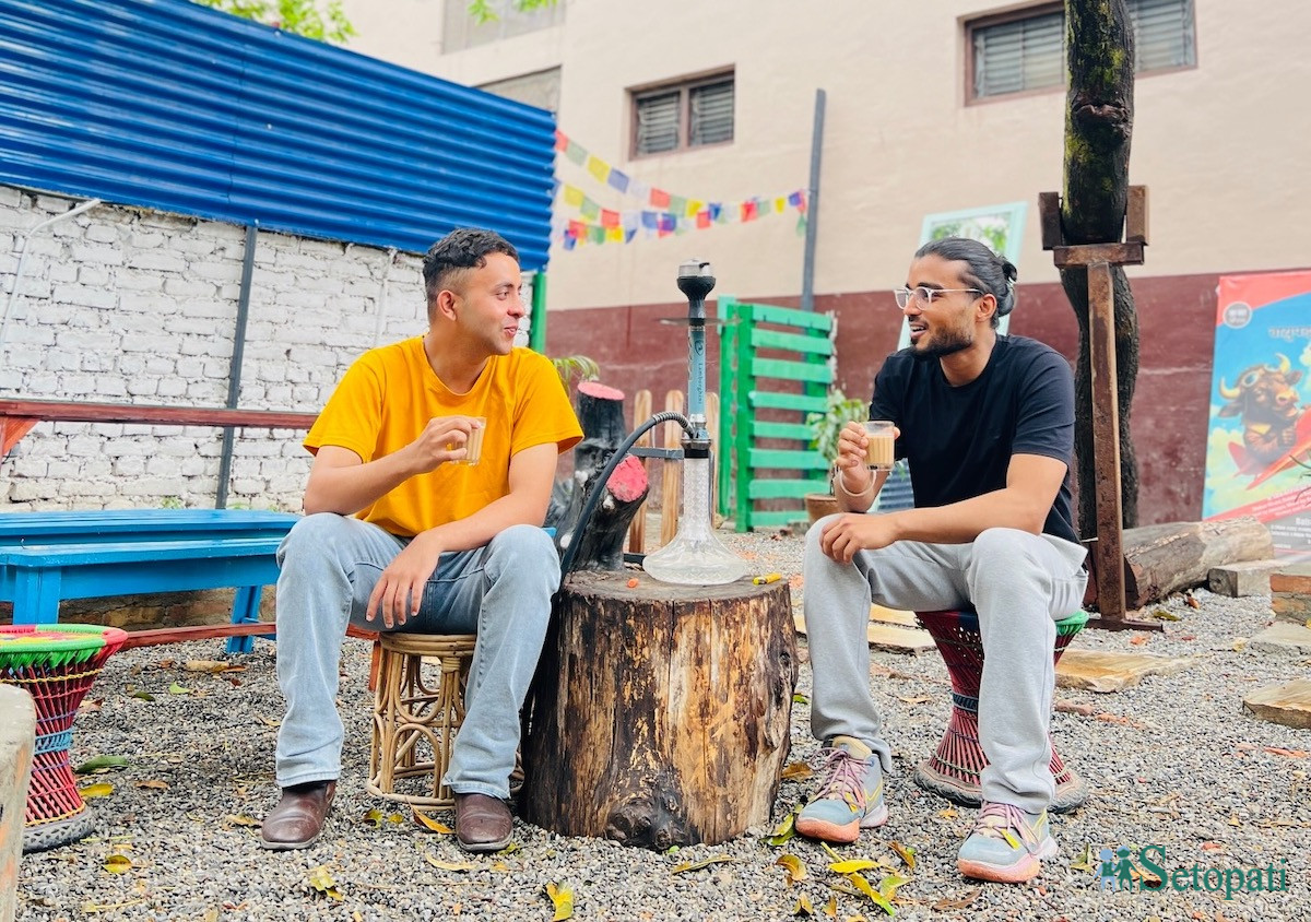 मैतीदेवीको 'टि टेल्स' का सञ्चालक ऋषिकेश बस्याल (बायाँ) र रोहित शाह। तस्बिर स्रोत: टि टेल्स