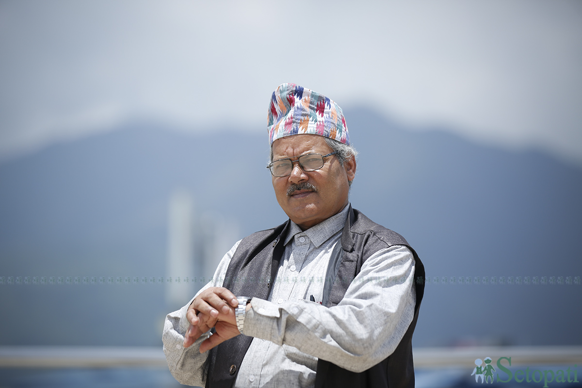 'घन्टाघर दाइ' भनेर चिनिने गणेश सापकोटा। तस्बिरहरू: नवीनबाबु गुरूङ/सेतोपाटी