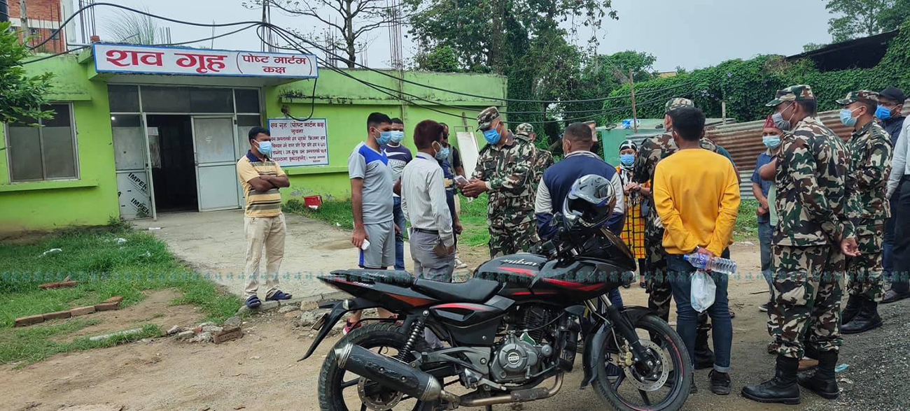 मृत हबल्दारको शव राखिएको भरतपुर अस्पतालको शव गृह अगाडिको दृश्य।