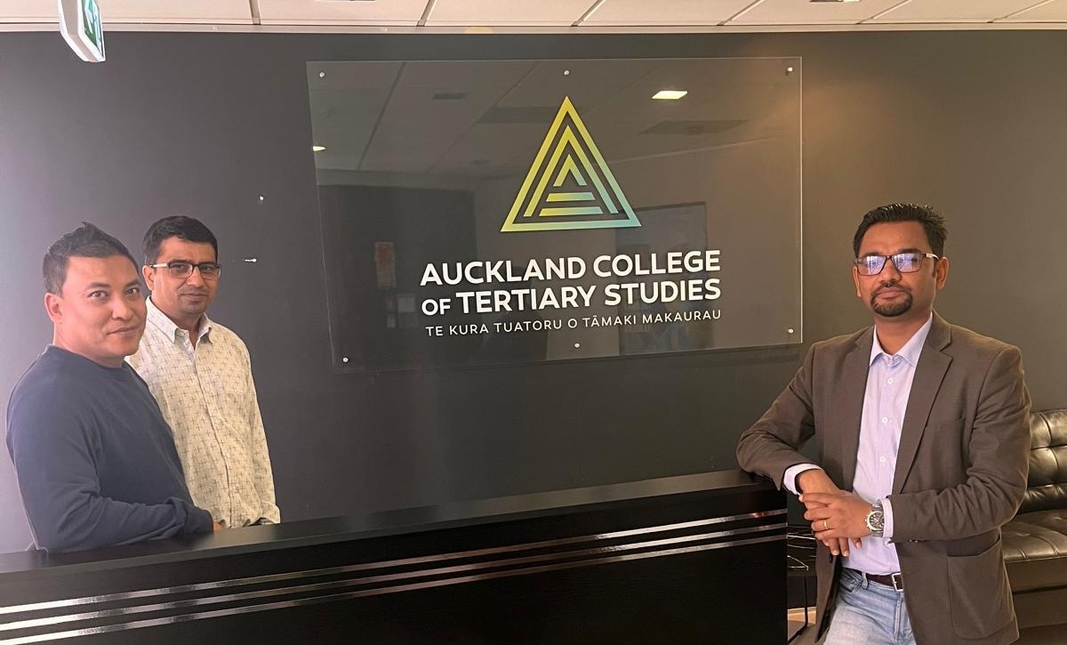 अच्युत अर्याल (दायाँ)