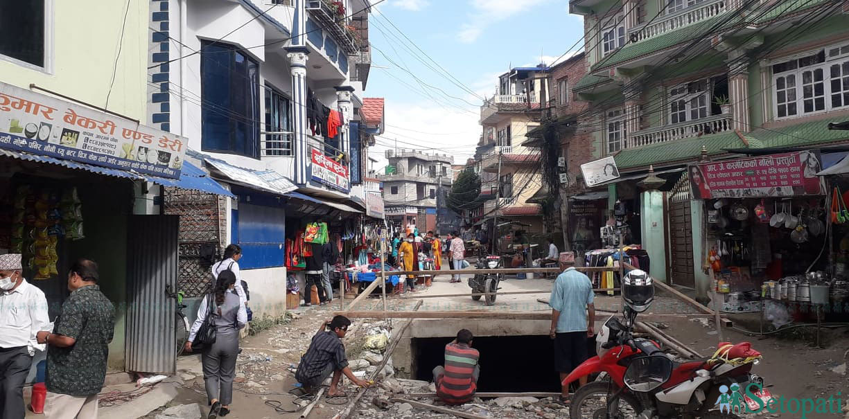 कपनको धेरै समयदेखि ह्वांग ढल जहाँ मंगलबार राति खसेको बालक अहिलेसम्म बेपत्ता छ। तस्बिर: युनिक श्रेष्ठ/सेतोपाटी