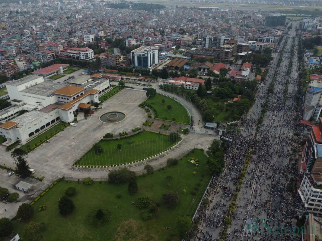 जेन-जी आन्दोलन क्रममा जलाइएको नयाँबानेश्वरस्थित संसद भवन। तस्बिर: नवीनबाबु गुरूङ/सेतोपाटी