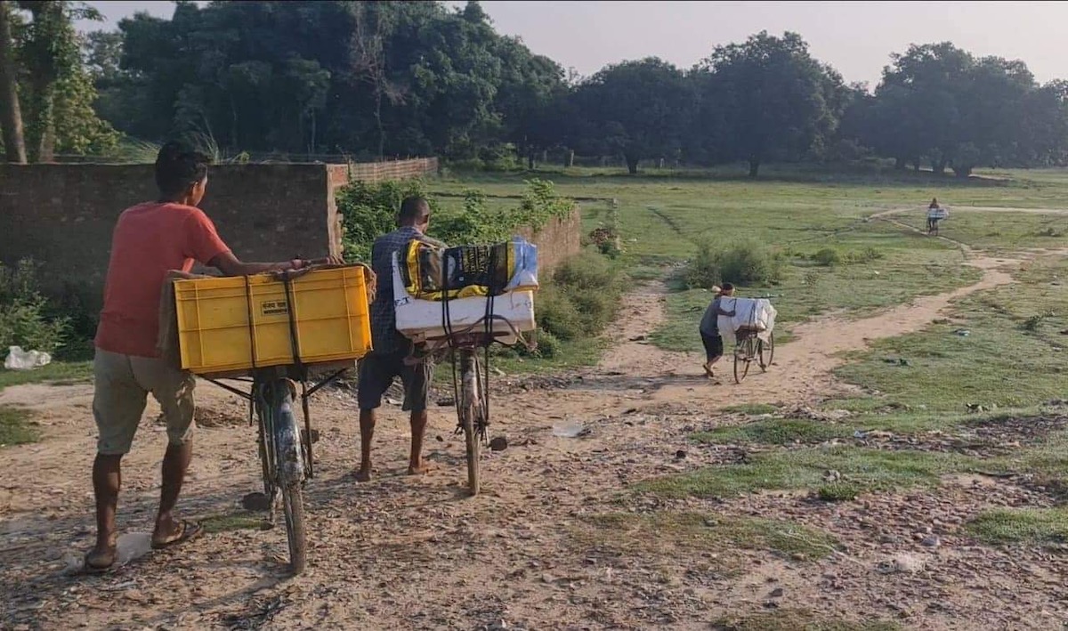 भारतबाट साइकलमा माछा आयात गरिँदै। खुल्ला सीमानाको फाइदा उठाउँदै भारतबाट भन्सार छलेर साइकलमा माछा आयात गरिएको आरोप किसानहरूको छ। तस्बिर : राजेश घिमिरे