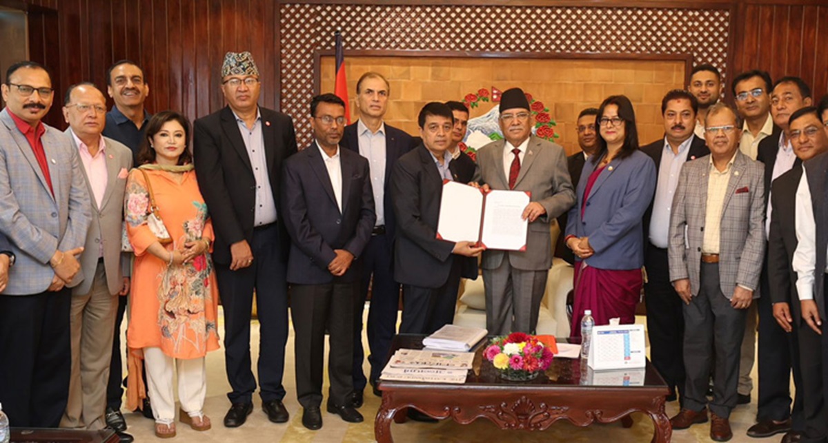 प्रधानमन्त्री पुष्पकमल दाहाल 'प्रचण्ड' सँगको भेट क्रममा नेपाल उद्योग वाणिज्य महासंघका प्रतिनिधि। तस्बिरः नेपाल उद्योग वाणिज्य महासंघ