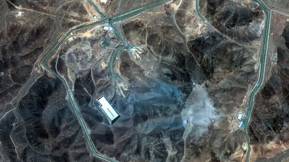 अमेरिकी हमलापछि फर्दोको आणविक भट्टी रहेको  भूभागको स्याटलाइट तस्बिर। तस्बिरः न्युयोर्क टाइम्स।