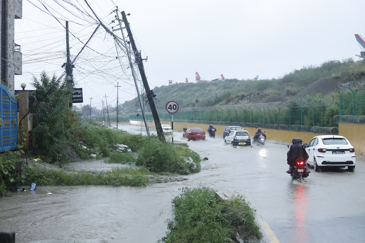 अविरल वर्षाका कारण काठमाडौं पेप्सिकोला क्षेत्रको जलमग्न भएको सडक। तस्बिर: किरणराज विष्ट/रासस